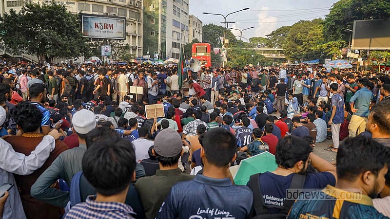 শাহবাগে বিক্ষোভে প্রকৌশল শিক্ষার্থীরা, দাবি মানতে ৮টা পর্যন্ত সময়