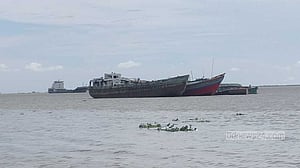 চাঁদপুরে ১৮ হাজার বস্তা সিমেন্ট নিয়ে মেঘনায় জাহাজডুবি