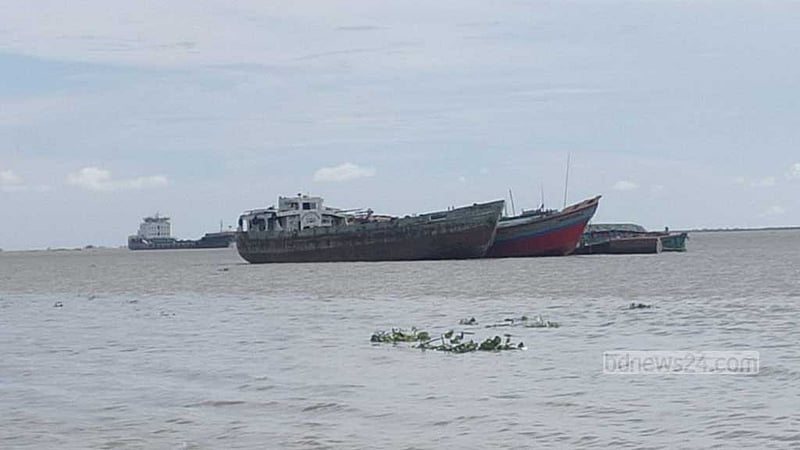 চাঁদপুরে ১৮ হাজার বস্তা সিমেন্ট নিয়ে মেঘনায় জাহাজডুবি