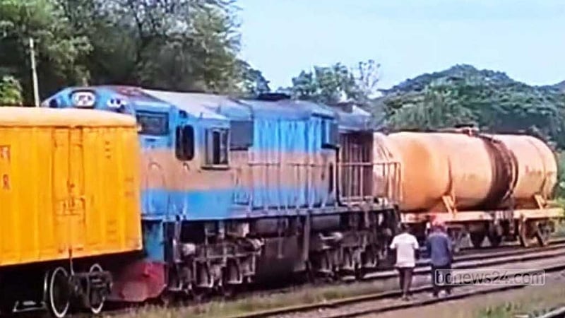 ১২ ঘণ্টা পর চাঁপাইনবাবগঞ্জে যাত্রীবাহী ট্রেন চলাচল স্বাভাবিক