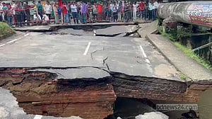বৃষ্টির পানির তোড়ে চট্টগ্রাম নগরে ধসে পড়ল সেতু