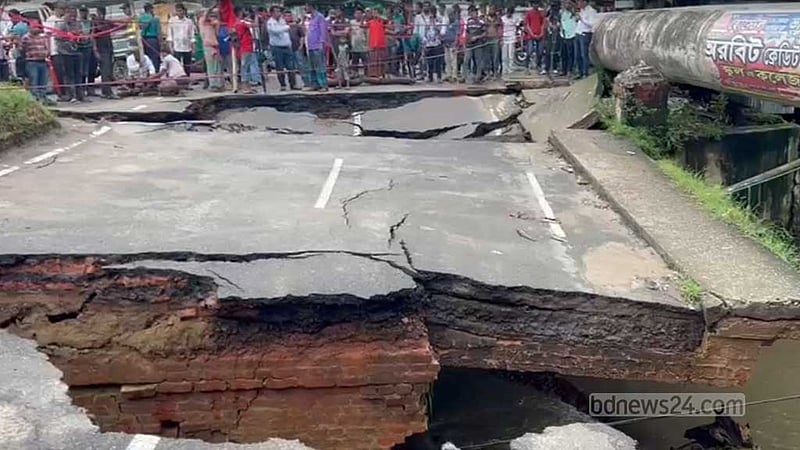 বৃষ্টির পানির তোড়ে চট্টগ্রাম নগরে ধসে পড়ল সেতু