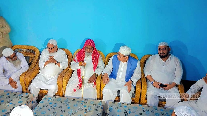 হাটহাজারী মাদ্রাসায় বিএনপির দুই নেতা, দিলেন সংহতির বার্তা