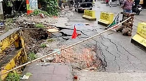 চট্টগ্রামে সেই খালের আরেকটি কালভার্টের দুই পাশ দেবে গেছে, সড়কে ফাটল