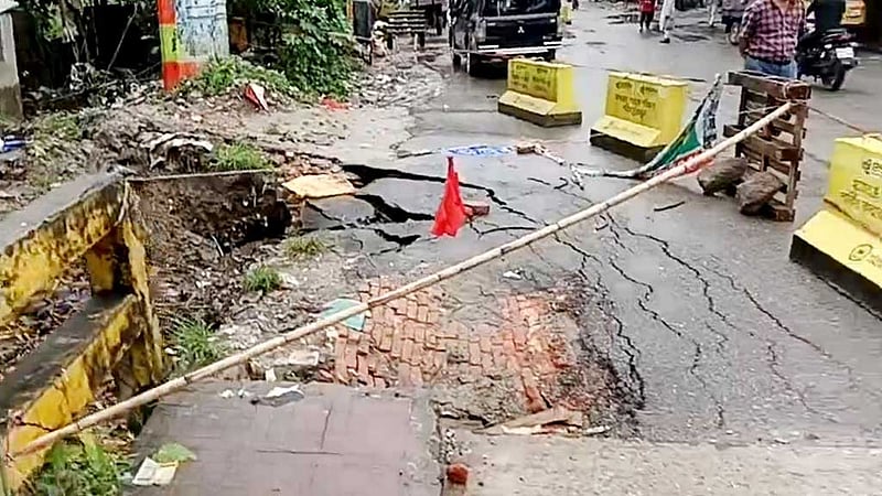 চট্টগ্রামে সেই খালের আরেকটি কালভার্টের দুই পাশ দেবে গেছে, সড়কে ফাটল