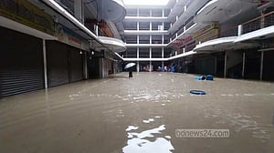তিন ঘণ্টার বৃষ্টিতে থৈ থৈ চট্টগ্রাম