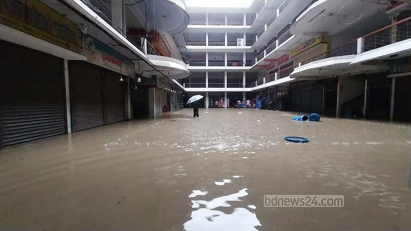 তিন ঘণ্টার বৃষ্টিতে থৈ থৈ চট্টগ্রাম