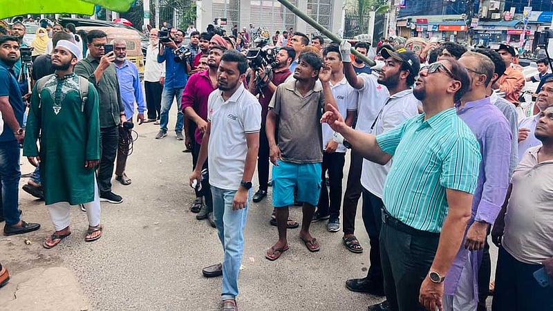 ‘অবৈধ’ ব্যানার-পোস্টারমুক্ত চট্টগ্রাম চান সিটি মেয়র