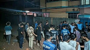 মধ্যরাতে চবি শিক্ষার্থীদের সঙ্গে গ্রামবাসীর সংঘর্ষ, আহত অর্ধশতাধিক