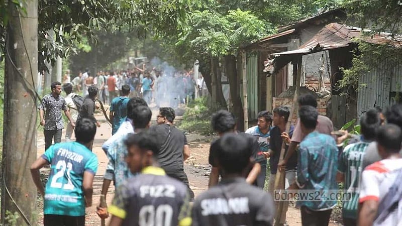 চট্টগ্রাম বিশ্ববিদ্যালয়: দিনভর সংঘর্ষে আহত দেড় শতাধিক, আইসিইউতে ২ শিক্ষার্থী