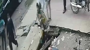 চট্টগ্রামে নালায় পড়লেন নারী, উদ্ধার করলেন পথচারীরা