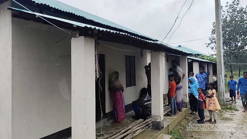 ফটিকছড়িতে আশ্রয়ণ প্রকল্পে গলাকাটা লাশ উদ্ধার