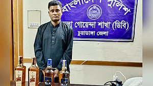 চুয়াডাঙ্গায় মদসহ ভারতীয় নাগরিক আটক