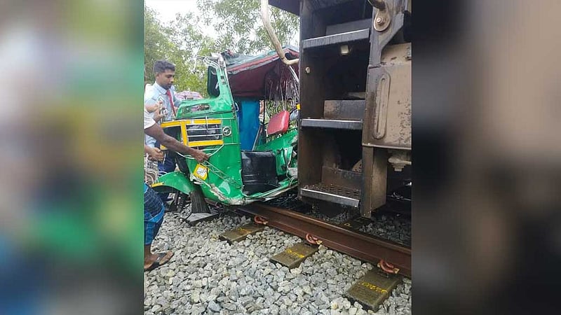 কক্সবাজারে অটোরিকশায় ট্রেনের ধাক্কা, নিহত ৪