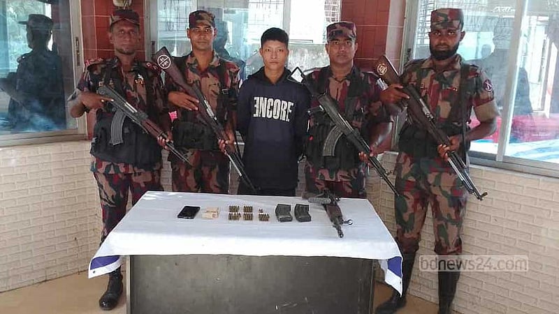 মিয়ানমার থেকে পালিয়ে ‘আরাকান আর্মির বাংলাদেশি সদস্যের’ আত্মসমর্পণ