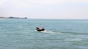 এবার আরাকান আর্মির ধাওয়ায় নাফে ডুবল ট্রলার, ৭ জেলে উদ্ধার
