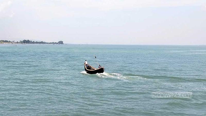 এবার আরাকান আর্মির ধাওয়ায় নাফে ডুবল ট্রলার, ৭ জেলে উদ্ধার