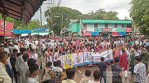 হেফাজতে যুবকের মৃত্যু: বিক্ষোভের মধ্যে চকরিয়ার ৩ পুলিশ প্রত্যাহার