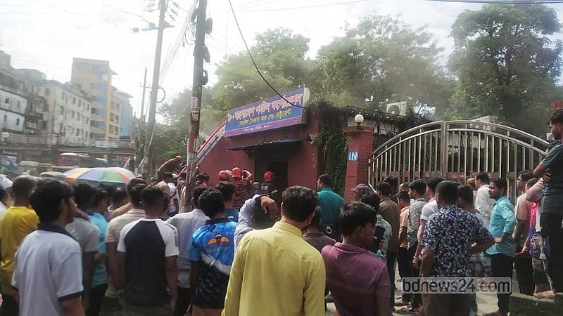 চট্টগ্রামে সৈকত বারে আগুন