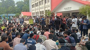 ‘শতভাগ আবাসনের দাবিতে’ চবির প্রশাসনিক ভবনে তালা ঝুলল ৮ ঘণ্টা