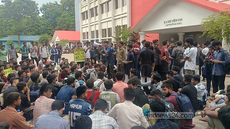 ‘শতভাগ আবাসনের দাবিতে’ চবির প্রশাসনিক ভবনে তালা ঝুলল ৮ ঘণ্টা