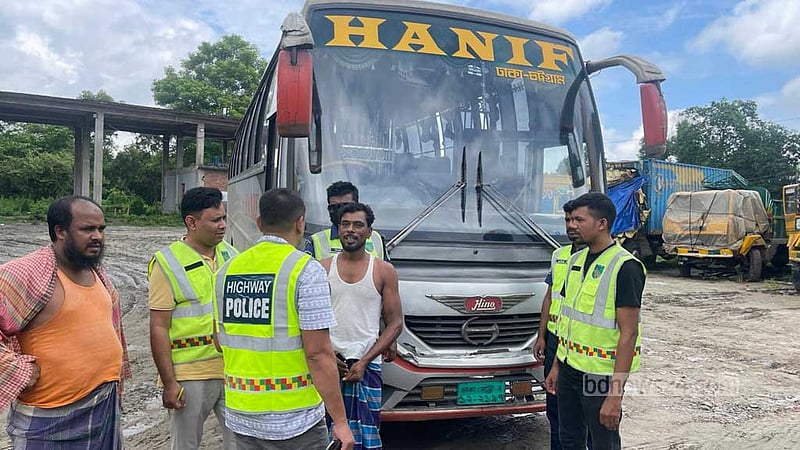 কুমিল্লায় লরি চাপায় ৪ মৃত্যু: উল্টো পথে আসা হানিফ পরিবহনের সেই বাস জব্দ
