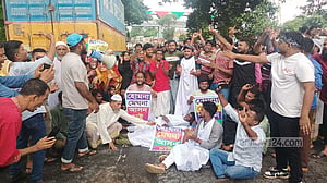 কুমিল্লা-২ আসনের সীমানা পুনর্বহালের দাবি: ঢাকা-চট্টগ্রাম সড়কে বিক্ষোভ
