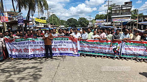 সড়ক সংস্কারের দাবিতে কুমিল্লা-সিলেট মহাসড়কে এক ঘণ্টার বিক্ষোভ