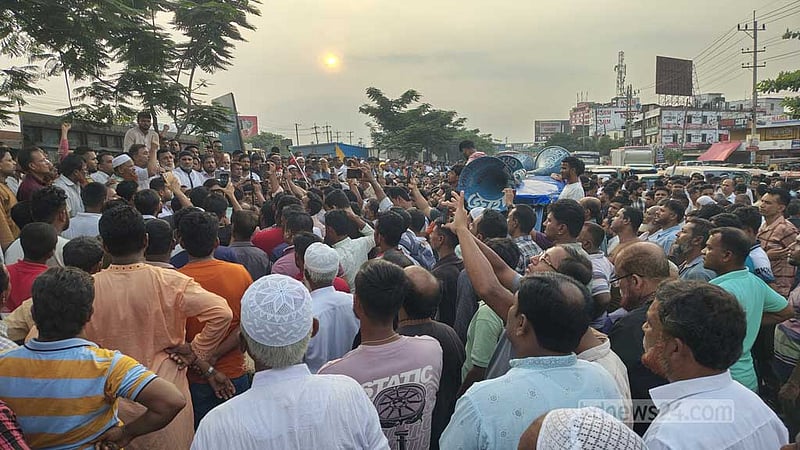 কুমিল্লায় নির্বাচনি আসন পুনর্বহালের দাবিতে ঢাকা-চট্টগ্রাম মহাসড়ক অবরোধ