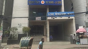 সার্জেন্টকে গালি দিয়ে বরখাস্ত হলেন সহকারী কর কমিশনার