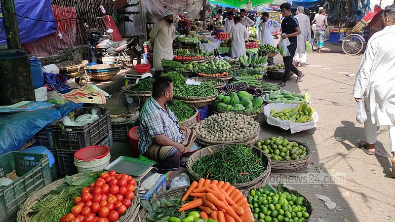 বাজার দর: এক জিনিসের দাম কমলে বাড়ে দুটির