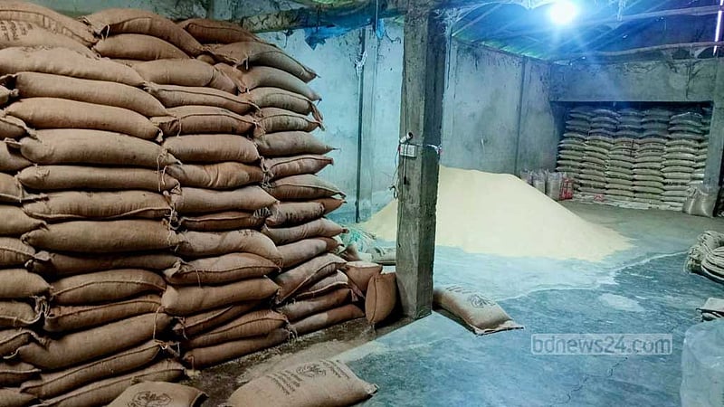 দিনাজপুরে গুদাম থেকে ৫৩৩ বস্তা সরকারি চাল জব্দ