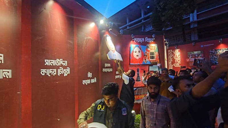 টিএসসিতে যুদ্ধাপরাধীদের ছবি: ছাত্রদলের ‘নিন্দা’, ছাত্রশিবির বলছে ‘কুতর্ক’
