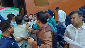 শুনানিতে বিএনপি-এনসিপি মারামারি: জিডি করেছে ইসি