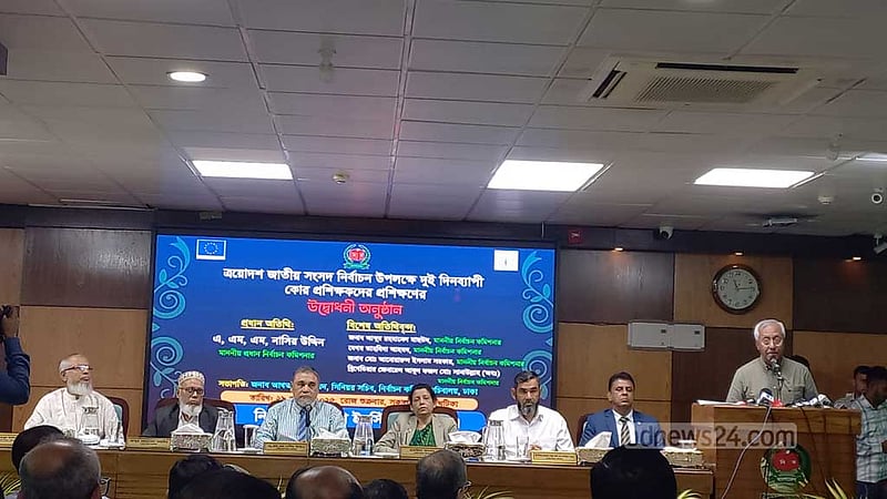 ইসির প্রশিক্ষণের সূচনায় এল ঝুঁকির কথা, ‘জুতার মালার’ সতর্কবার্তা