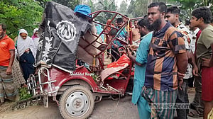 গাইবান্ধায় ট্রাকচাপায় ইজিবাইকের ৩ যাত্রী নিহত