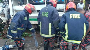 গাজীপুরে বৈদ্যুতিক খুঁটিতে লেগুনার ধাক্কা, নারী শ্রমিক নিহত
