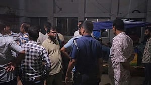 গাজীপুরে পুলিশের গাড়িতে হামলা চালিয়ে সন্ত্রাসী ছিনতাই