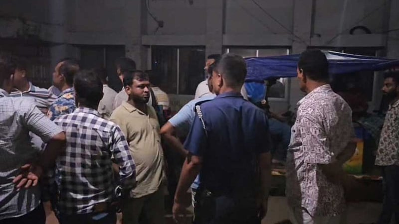 গাজীপুরে পুলিশের গাড়িতে হামলা চালিয়ে সন্ত্রাসী ছিনতাই
