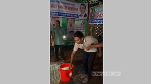 বিএনপি কার্যালয়ে ‘আওয়ামী লীগ নেতাকর্মী’, প্রতিবাদে দুধ দিয়ে পরিষ্কার