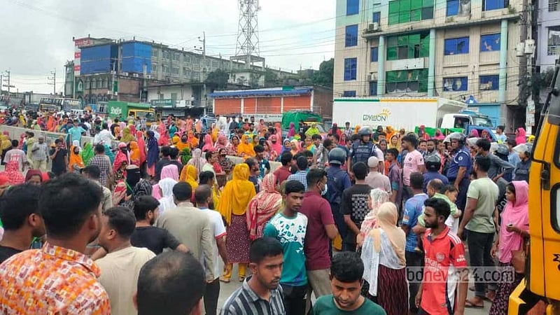 গাজীপুরে বিক্ষোভের মধ্যে দুই কারখানার শ্রমিকদের সংঘর্ষ