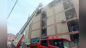 গুলিস্তানের সুন্দরবন মার্কেটের আগুন নিয়ন্ত্রণে