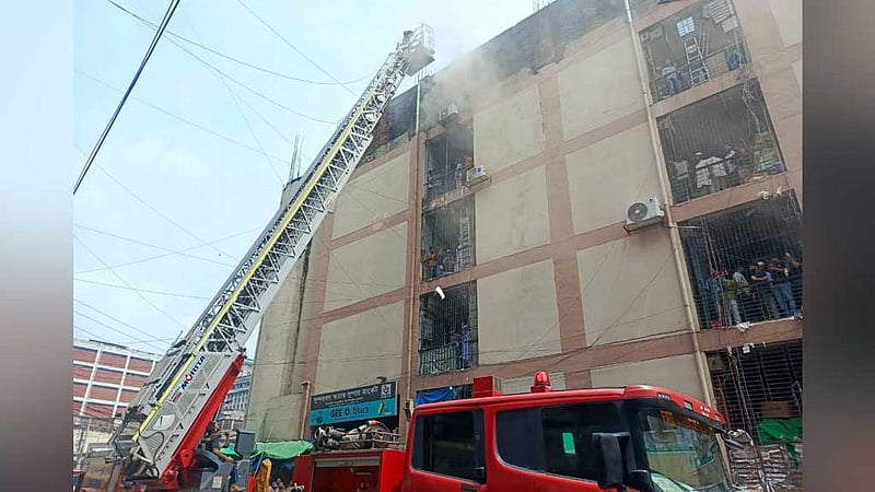 গুলিস্তানের সুন্দরবন মার্কেটের আগুন নিয়ন্ত্রণে