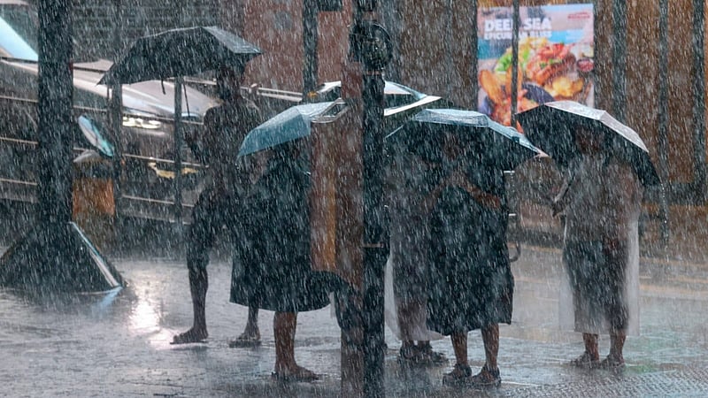 হংকংয়ে প্রবল ঝড়বৃষ্টির কারণে সর্বোচ্চ আবহাওয়া সতর্কতা জারি