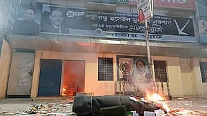 রাজধানীতে জাতীয় পার্টির কেন্দ্রীয় কার্যালয় ভাঙচুর, আগুন