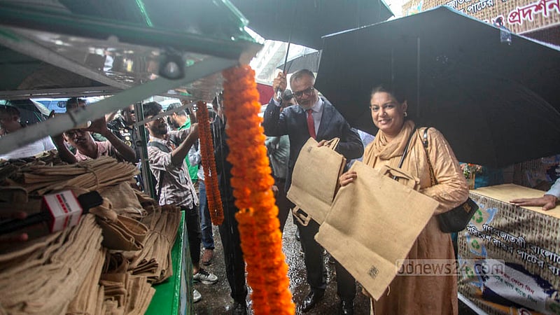 পলিথিন বন্ধে বাজারে পাটের ব্যাগ, দাম ২০-৮০ টাকা