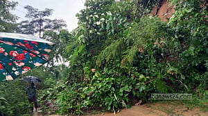 ভারি বর্ষণে পাহাড় ধস: বাঘাইছড়ির সঙ্গে সড়ক যোগাযোগ বন্ধ