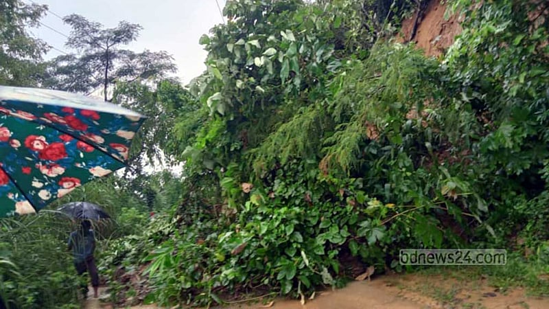 ভারি বর্ষণে পাহাড় ধস: বাঘাইছড়ির সঙ্গে সড়ক যোগাযোগ বন্ধ
