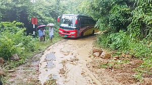 পাহাড় ধস: ছয় ঘণ্টা পর বাঘাইছড়ির সঙ্গে সড়ক যোগাযোগ স্বাভাবিক
