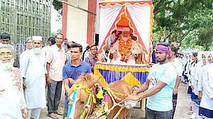 কুড়িগ্রামে ঘোড়ার গাড়িতে চড়িয়ে শিক্ষককে রাজকীয় বিদায়